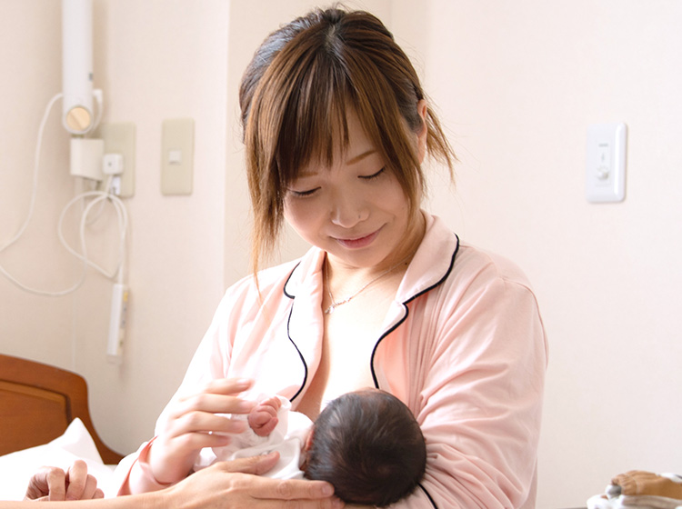 母乳を与える母親